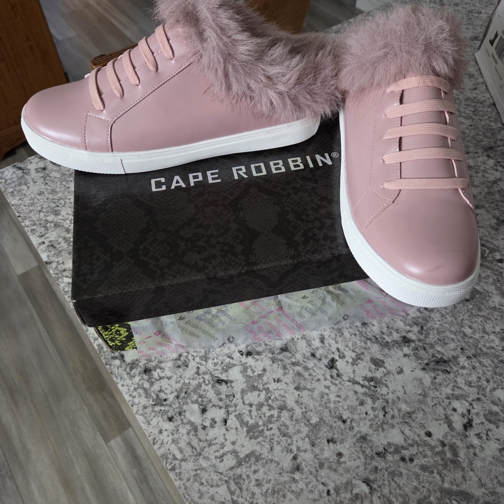New In Box Cape Robbin Pink Fur-Lined Women's Sneakers - Picture 2 of 8